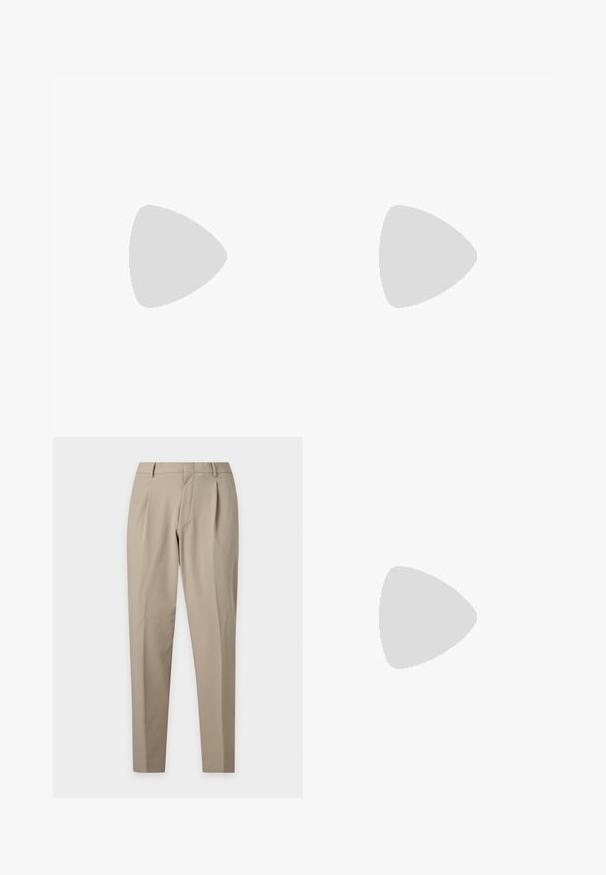 Polo à manches courtes en tissu bleu texturé, doté d'un col plat, d'une patte de boutonnage à trois boutons et de poignets côtelés aux manches et à l'ourlet.; Pantalon beige sur mesure avec plis, passants pour ceinture et jambes fuselées sur un fond clair uni.; Baskets blanches avec des accents en daim, bout arrondi, lacets plats et semelle en caoutchouc crème. Présente une marque verte sur le talon.; Ceinture en cuir marron avec boucle rectangulaire argentée enroulée sur un fond gris clair, montrant une couture détaillée le long des bords.