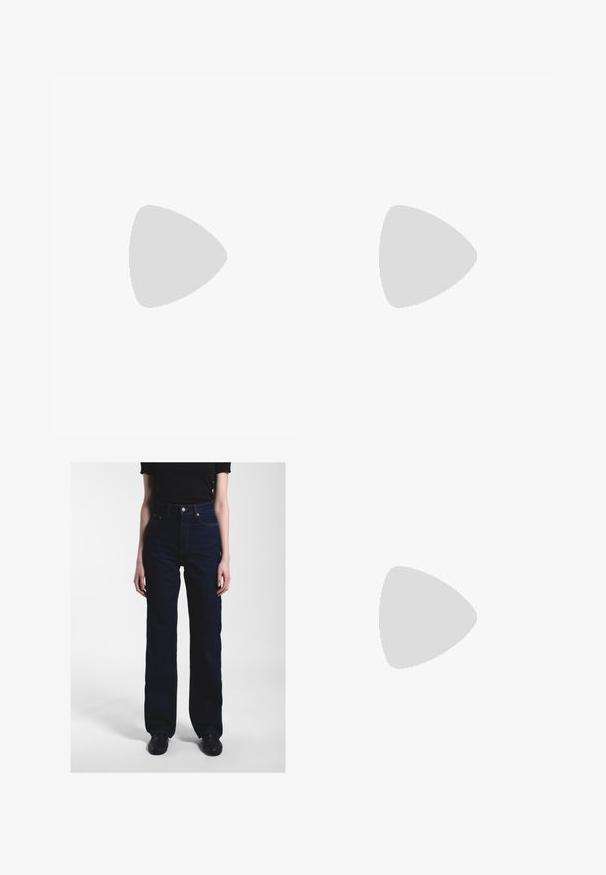 Zwarte t-shirt met korte mouwen, een hoge kraag en een ritssluiting aan de achterkant. Gemaakt van een gladde stof met een minimalistisch ontwerp en zonder zichtbare patronen.; Persoon die donkerblauwe, wijde, hooggetailleerde jeans, een zwart topje en zwarte schoenen draagt, staande tegen een effen lichte achtergrond.; Zwarte leren Mary Jane-schoenen met een vierkante neus, een zilveren gesp accent en een chunky lage hak, tegen een glanzende zilveren achtergrond.; Zwarte leren riem met zilveren rechthoekige gesp en meerdere verstelgaten, plat gelegd op een witte achtergrond.