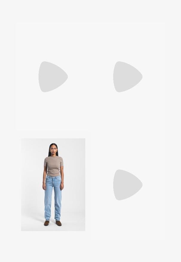 Lyserød kortærmet bomulds t-shirt med spredt rød sløjfebrod fra hele designet. Rund halsudskæring og standard pasform.; Beige tætsiddende t-shirt, lyseblå højtaljede jeans og brune ruskinds ankelstøvler. Hår langt og glat; bemærkelsesværdig tatovering på venstre arm.; Sorte læder flade sko med spidse tæer, prydet med en metallisk spænde over vristen og en lav, fleksibel sål.; Hvid taske i faux læder med en struktureret trekantet form, enkelt justerbart skulderstrop og en flaplås med kurver.