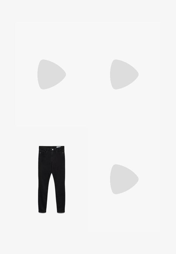Bordeaux lange mouw ribbel trui met een ronde halslijn en knoopdetails op de manchetten. Gemaakt van een gestructureerde brei-stof.; Zwarte high-waist skinny jeans met knoop en ritssluiting aan de voorkant, twee voorzakken en twee achterzakken, plat uitgespreid op een witte achtergrond.; Zwarte ballerina's van lakleer met een afgeronde neus, veterdesign en een platte zool. Glad oppervlak met minimale details.; Bordeaux neplederen handtas met een ronde vorm, geplooide details en een handgreep van goudkleurig metaal. Gladde textuur en glanzende afwerking.