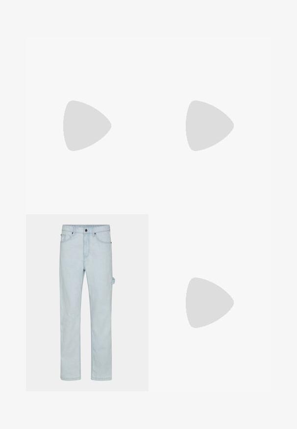 Sort bomulds t-shirt med korte ærmer, rund hals, med et hvidt Jumpman-logo på brystet og en glat, let tekstur.; Lysblå denimjeans, lige skåret, med knaplukning, fem lommer og sideløkker for ekstra funktionalitet.; Hvide høj-top sneakers lavet af glat læder med perforeret tå, snørelukning og subtil logo detaljer på siden. Tekstureret gummisål.; Sølv kædedesign med sammenkoblede led, glat tekstur og ensartet rektangulær form. Sikker lukning.