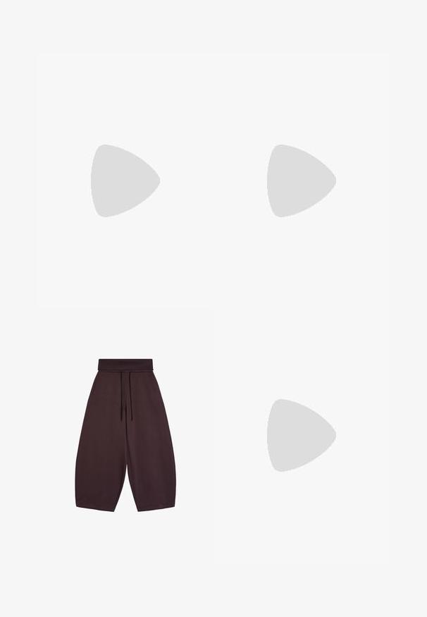 T-shirt en coton marron avec des manches courtes roulées, un col rond et une coupe ample. Présente une petite étiquette sur la couture latérale.; Pantalon large à taille haute marron foncé avec ceinture élastique et fermeture par cordon, avec poches latérales et longueur raccourcie.; Baskets Adidas Campus en suède marron avec semelle noire, trois bandes beiges sur le côté et logo Adidas sur la languette et le talon.; Sac à main en cuir verni marron de forme rectangulaire, avec deux longues poignées et des accents courbés subtils à l'avant.
