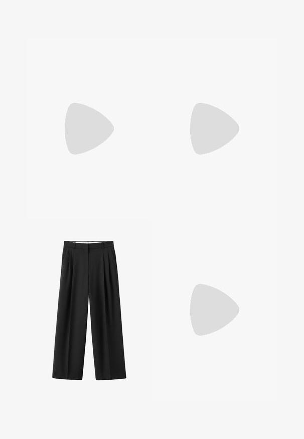 Haut sans manches en maille jaune pâle avec un doux foulard à nouer. Présente un subtil contour noir, une coupe décontractée et une texture lisse.; Pantalon noir à jambes larges avec plis devant, passants pour ceinture et fermeture avant dissimulée.; Sandale noire à brides avec petit talon kitten, bride à boucle à la cheville et petit détail décoratif doré sur la bride avant.; Pochette en cuir noir souple avec un cadre arrondi et une petite fermeture à languette en haut au centre.