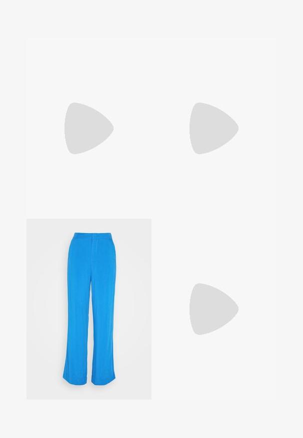 Modrý pruhovaný crop top s širokým výstrihom, bez rukávov a s nápisom "JJXX" umiestneným na strede výstrihu.; Gina Tricot RELAXED TROUSERS - Nohavice - strong blue; Call it Spring VENISE B.E.D FOAM - Šľapky na opätku - black; Čierne, ostré slnečné okuliare so sivými sklami; vyrobené z plastu, majú hrubé ramená s hladkým povrchom a bez viditeľnej mechaniky.