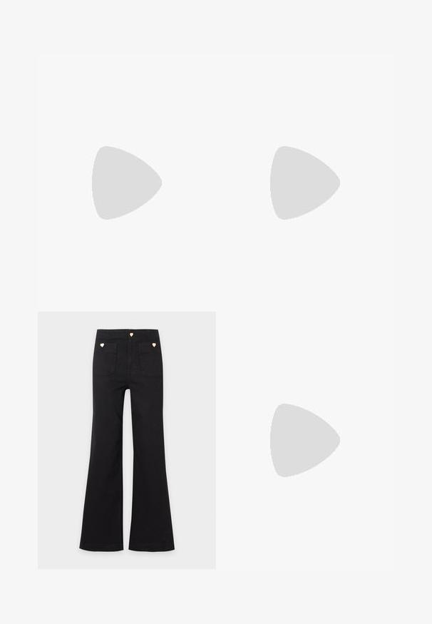 T-shirt rose clair à manches courtes avec un col rond et un groupe de strass transparents ornant la partie supérieure de la poitrine.; Pantalon noir taille haute à jambes larges avec deux poches plaquées à l'avant et de petits boutons dorés en forme de cœur sur les poches et la ceinture.; Talons aiguilles noires en cuir avec un bout pointu, une fine bride réglable, et un talon aiguille d'environ 5 cm, texture lisse.; Sac à main en simili cuir bordeaux avec une forme arrondie, des détails froncés et une anse en métal doré. Texture lisse et finition brillante.