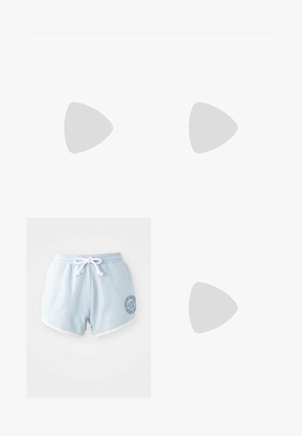 Camiseta verde de manga corta, hecha de una tela suave, con escote redondo y un sutil acento de logo en la parte delantera.; Pantalones cortos azul claro de tela suave con un cordón blanco, con un borde blanco y un parche de logo circular en el lateral.; Zapato Mary Jane de lona blanca con una correa con hebilla, suela de goma y un logo de cocodrilo verde en un lado.; Pareja de pendientes de aro plateados brillantes con cierres de alambre delgado, mostrados sobre un fondo gris claro.