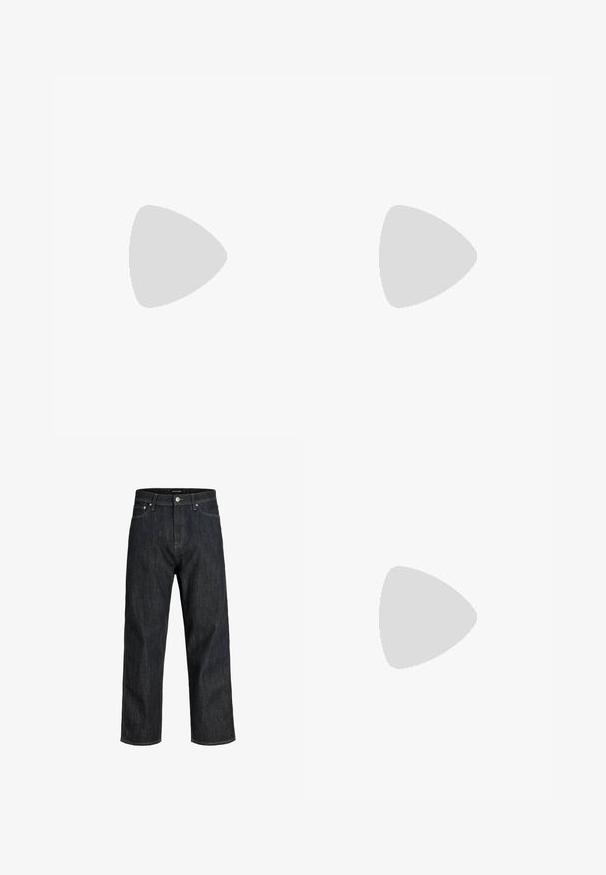Gestreiftes T-Shirt in Grau und Weiß, aus weicher Baumwolle gefertigt. Verfügt über einen Rundhalsausschnitt und kurze Ärmel. Dezentes Farbverlaufs-Muster auf dem Stoff.; Dunkelblaue Jeans mit geradem Bein, ausgestattet mit einem Knopfverschluss und minimalen Nähten. Der Stoff hat eine glatte, strukturierte Oberfläche.; Braune Leder-Stiefelette mit strukturierten Oberflächen, schwarzen Akzenten, runder Zehenform und rutschfester Sohle, ausgestattet mit sechs Ösen für die Schnürsenkel.; Schwarzer Ledergürtel mit silberner rechteckiger Schnalle, sichtbar genähten Kanten und mehreren Anpassungslöchern auf beigem Innenfutter.