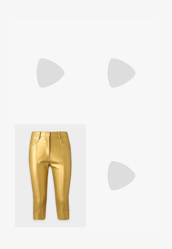 Langærmet brun mesh bodysuit med indviklede udskæringer, snørebånd foran og dekorerende perler langs kanterne mod en hvid baggrund.; Skinnende guld crop bukser med forlommer, bæltestropper og synlige sømdetaljer på en ensartet lys baggrund.; Beige dames mule i læder med spids tå, rynket overdel, snøre og lav kittenhæl på hvid baggrund.; Rød skuldertaske i læder med en struktureret ramme, plisseret krop og tynd justerbar rem mod en ensfarvet baggrund.