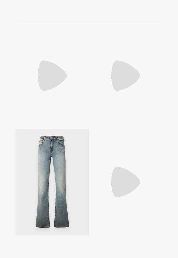 T-shirt bleu clair à manches courtes et col rond, avec un petit logo blanc sur le côté gauche de la poitrine et une étiquette de marque noire à l'intérieur du col.; Jean évasé bleu clair en denim, doté de cinq poches, d'une fermeture par bouton et d'un effet délavé subtil sur les jambes.; Sandales à plateforme noires avec un talon haut stilettos, dotées d'une tige en cuir lisse, d'un bout ouvert et d'une bride de cheville ajustable avec ferrures.; Sac seau en cuir noir avec fermeture à cordon, une seule bandoulière et petit logo doré "HUGO" au centre devant.