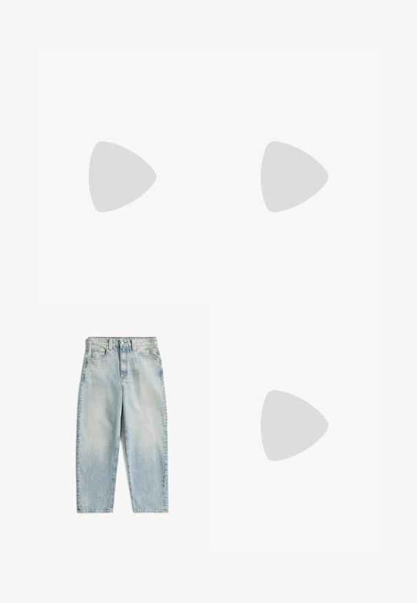 T-shirt en coton blanc avec un col rond et des manches courtes. Présente un design de nuage en broderie noire avec des détails en frange sur la poitrine.; Jean en denim bleu clair avec une taille haute, une coupe droite, une texture délavée et cinq poches, avec un bouton avant et une fermeture éclair.; Baskets blanches Tommy Hilfiger à semelle épaisse et lacets, présentées au-dessus d'un sol en bois à motifs et de galets en plein air.; Boucles d'oreilles pendantes en or et argent avec fermoirs à levier, présentant une barre en or reliée à une barre en argent gravée "DKNY" sur un fond blanc.
