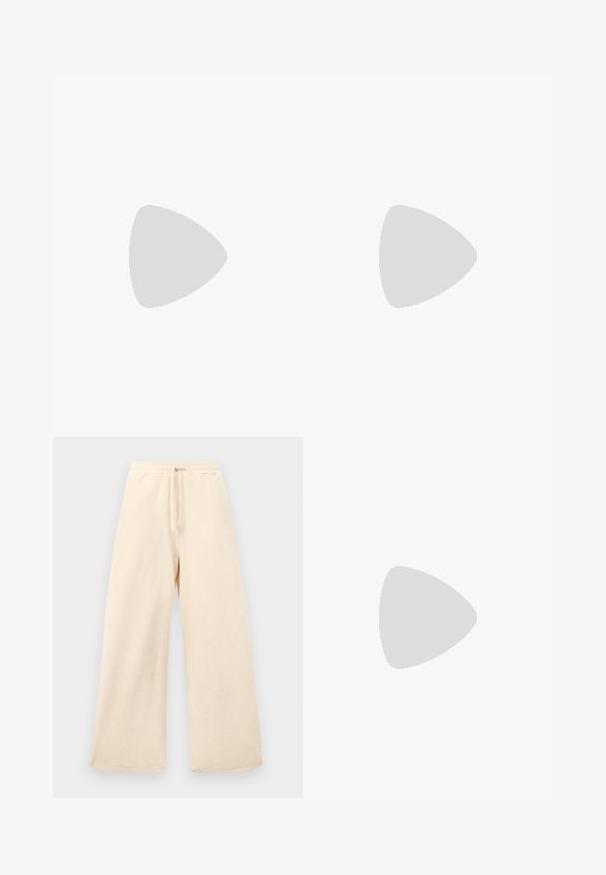 T-shirt à manches longues gris clair en coton doux. Présente une coupe ample, un col rond et des poignets légèrement froncés. Aucun motif ni graphique.; Pantalons à jambes larges en beige clair, fabriqués dans un tissu texturé. Dotés d'une taille élastique avec cordon de serrage. Design simple et sans embellissement.; Chaussure de style Mary Jane couleur crème avec trois brides, côtés texturés et semelle flexible marron clair, flottant au-dessus d'un sol gris.; Sac d'épaule beige en forme de demi-lune avec une texture douce et rembourrée. Comprend une bandoulière réglable et une fermeture éclair sur le bord supérieur.