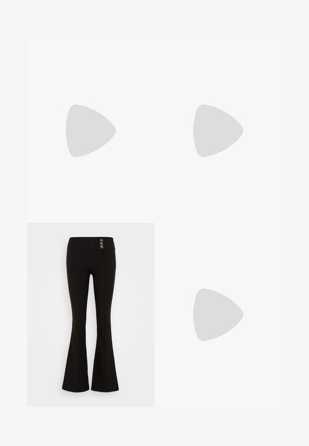 Top de manga larga en una tela transparente con un estampado de leopardo en tonos de beige, marrón y negro. Cuello redondo, diseño ajustado.; Pantalones acampanados negros hechos de una tela elástica, con una cintura lisa, dos botones metálicos en la parte delantera y un bolsillo con cremallera en el lateral.; Sandalias de tacón alto negras con punta abierta, tiras delgadas y hebilla en el tobillo. Textura de cuero suave con un diseño de punta afilada.; Gafas de sol negras y angulares con lentes grises; fabricadas en plástico, con varillas gruesas de superficie suave y sin herrajes visibles.