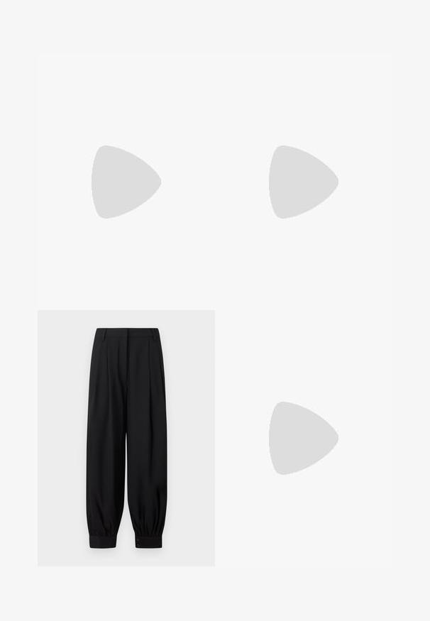 Haut noir à manches longues avec un imprimé floral beige et crème. Présente un design froncé et une fermeture éclaire au dos. Fabriqué dans un tissu transparent et texturé.; Pantalon noir fuselé avec plis, poignets élastiqués avec deux boutons chacun, et passants de ceinture à la taille.; Escarpin femme en cuir noir à petit talon, bout pointu et petit talon kitten sur fond clair uni.; Sac à bandoulière en cuir noir avec un rabat incurvé fermé par un fermoir métallique rond et une sangle fine et ajustable.