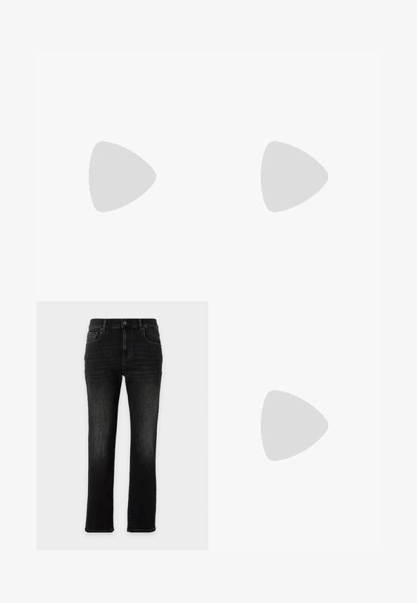 Crop top blanc oversize à manches courtes avec col rond, en tissu lisse, présenté sur un fond clair uni.; Jean noir droit avec un design classique à cinq poches et une fermeture par bouton sur un fond uni.; Escarpin en cuir noir avec un bout pointu et un talon bas. Présente une texture lisse et un éclat subtil. Découpe ouverte à l'avant pour un détail supplémentaire.; Sac fourre-tout en cuir noir avec une finition texturée, une large sangle avec un détail de boucle et un logo carré à l'avant. Deux poignées supérieures.