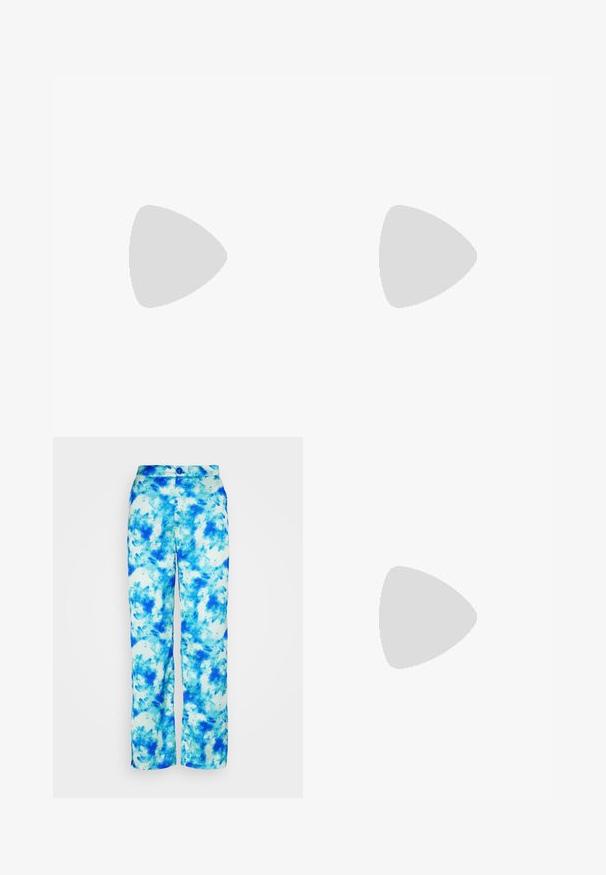 Blå ribbet cropped top med bred halsudskæring, ærmeløs design og et mærke med teksten "JJXX" placeret midt på halsudskæringen.; Noisy May NMTALIA PANTS - Bukser - azure blue; Hvide Vans slip-on sneakers med tyk sål og subtilt logo-tag på siden, vist i profil mod en ensfarvet lys baggrund.; Et par rektangulære solbriller med lyseblå gennemsigtige stel og mørkegrå linser, der har lige templer og minimale hardware detaljer.