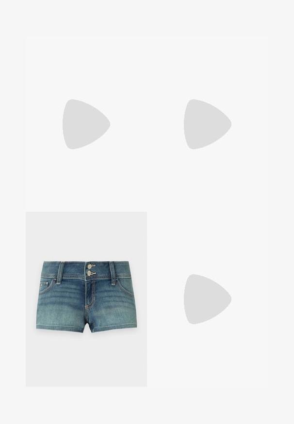 Haut bleu clair à une épaule, fabriqué en tissu doux, avec des embellissements en étoiles argentées le long de l'encolure et une silhouette ajustée.; Short en jean bleu avec double boutonnière, poches avant et passants de ceinture, avec un léger effet délavé et des coutures contrastantes.; Jambes portant des leggings côtelés foncés associés à des ballerines noires avec de petits détails en nœud sur fond blanc.; Sac à épaule en cuir noir avec une sangle à boucle, des bords arrondis et des coutures blanches contrastées sur un fond uni.