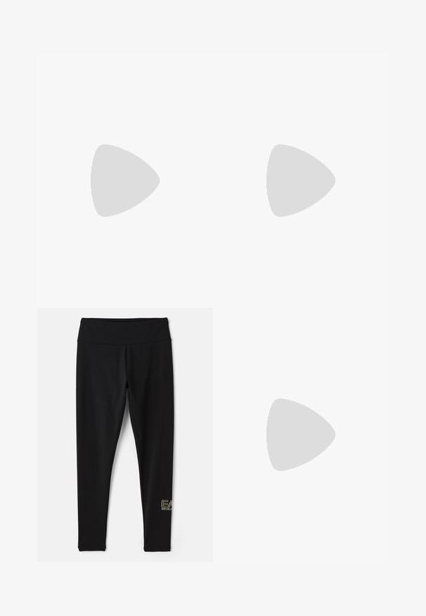 Weißes Baumwoll-T-Shirt mit Rundhalsausschnitt, versehen mit einem goldfarbenen Strass-Logo "EA7 EMPORIO ARMANI", das zentral auf der Vorderseite platziert ist.; EA7 Emporio Armani Leggings - Hosen - black/gold-coloured; Weißer flacher Ledersneaker mit Schnürung vorne, dezenten Nahtdetails und beiger Gummisohle auf einfachem hellem Hintergrund.; Schwarzer Emporio Armani EA7 Sling-Rucksack mit vorderer Reißverschlusstasche und verstellbarem einzelnen Schultergurt vor weißem Hintergrund.