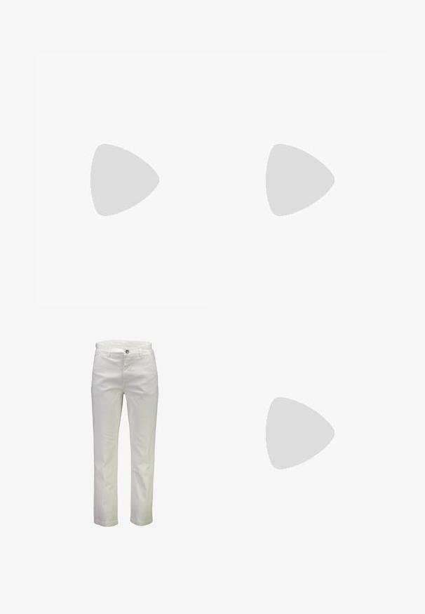 Korte mouwen polo shirt, wafelstructuur, crème kleur met zwarte horizontale strepen, drie-knopen sluiting, ribbelkraag en -zoom.; Witte katoenen broek met een rechte pijpdesign, voorzien van een knopsluiting aan de voorkant, twee zakken en een gladde textuur.; Zwarte leren instapper met moccasin-stiksel, rubberen zool en een gestructureerde afwerking. Bevat subtiele branding aan de zijkant.; Zwart-witte rugzak met herhalend "Karl Lagerfeld Jeans" tekstpatroon en voorvak met rits, voorzien van opvallend "Karl Lagerfeld Jeans" logo.