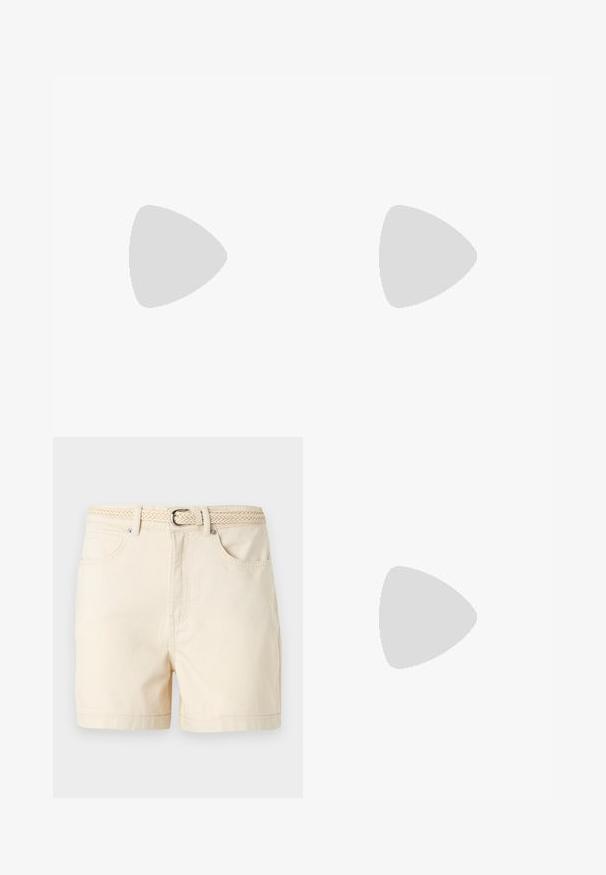 Musthave musta lühikese varrukaga T-särk, millel on tekstuurne lõikepattern ja ümar kaelus. Valmistatud kergest kangast ja lõdva lõikega.; Beežid puuvillased lühikesed püksid esitaskutega ja hõbedase pandlaga kootud vöö, esitatud lihtsal taustal.; Mustad terava ninaga madalad slingback-tossud topeltpandlatega, mis on asetatud hallile asfaldile plaatseina taustal.; Must must beebkott, millel on ristkülikuline kuju, ühekordne tahke käepide, hõbedased detailid ja lukuga sulgemine. Sile tekstuur.