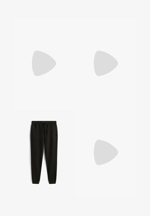 Rosa T-Shirt mit kurzen Ärmeln aus weichem Stoff, mit einem kleinen gelben Schmetterlingslogo, das auf der linken Brust gestickt ist.; Schwarze Jogginghosen mit elastischem Bund, Kordelzug, Seitentaschen und elastischen Bündchen, mit kleinem Logo auf der rechten Taschenpartie.; Weiße Leder-Sneaker mit glatter Oberfläche, rundem Zehenbereich, flachen Schnürsenkeln und strukturiertem Schuhsohlen. Graues Wildleder-Detail an der Ferse.; Graue Stofftasche mit langen Griffen und "TOMMY JEANS"-Markenaufdruck. Reißverschluss und ein kleines Logoschild auf der Vorderseite.