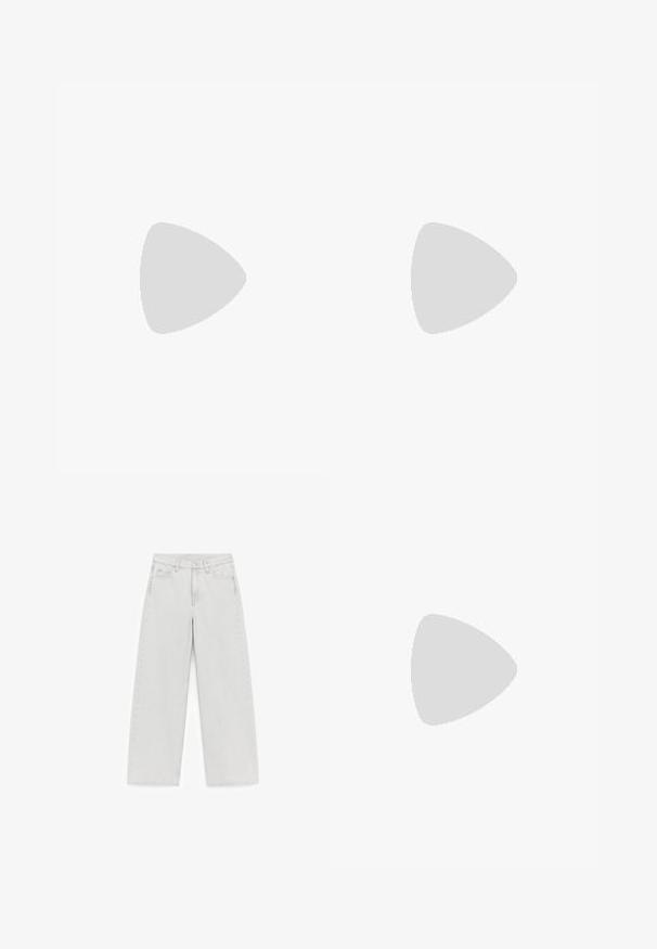 Lichtgroene, textuurrijke top met een V-hals en korte, brede mouwen. Gemaakt van een zacht materiaal met een subtiel, ribbelpatroon.; Lichtgrijze wijde jeans van denim, met een hoge taille, riemlussen, steekzakken aan de voorkant en een nette afwerking met minimale details.; Beige ballerina's met een gladde leren buitenkant, amandelvormige punt en elastische band over de wreef, met subtiele stiksels.; Grijze leren schoudertas met een gebogen klep en een lange, dunne riem, hangend tegen een witte achtergrond.
