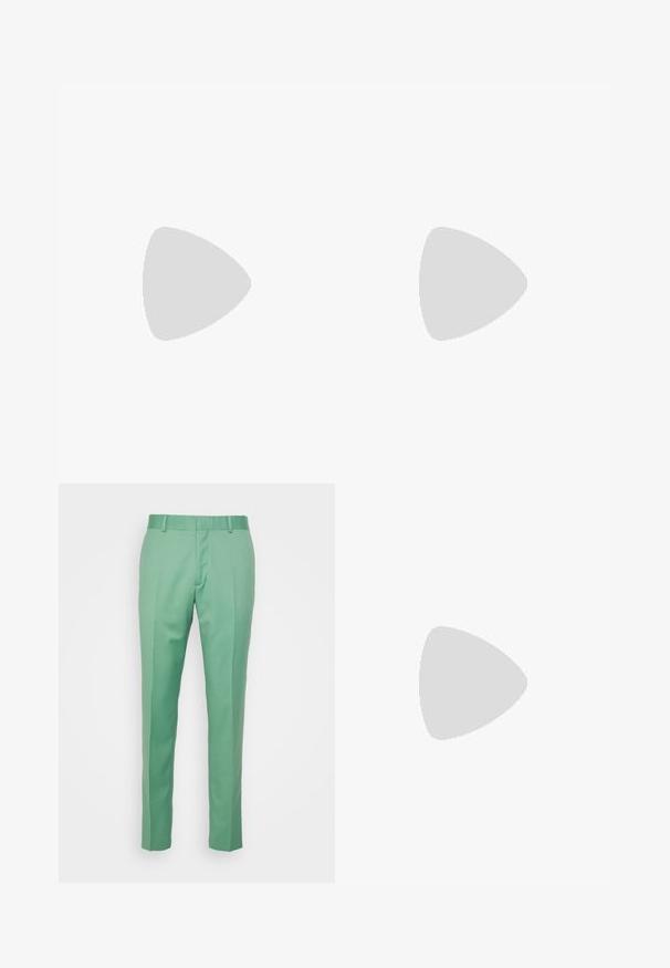 Sort polo shirt lavet af bomuld, med en klassisk krave, tre-knaps lukning, korte ærmer og en diskret logo detaljer på forsiden.; The Kooples PANTALON COSTUM - Bukser - green; Sorte lædersneakers med en hvid gummisål, der har en stribet multicolor accent på hælen og sort snøre foran med gyldne øjer.; Sort læderbælte med en glat overflade, der har en sølv rektangulær spænde og et lyst interiørfoder. Enden er tilspidset for et elegant udseende.