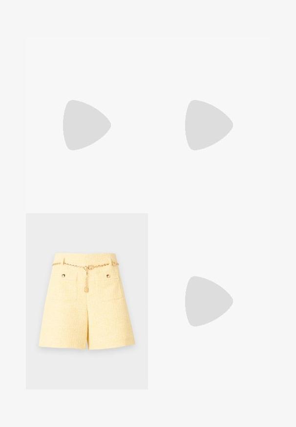 Haut bleu clair à manches courtes avec un col rond orné de broderies florales blanches et de petites perles, sur fond uni.; Shorts taille haute texturés jaunes avec poches avant et ceinture fine en chaîne dorée ornée de détails en forme de breloques circulaires.; Ballerine en cuir verni noir avec un bout carré, sangle de cheville avec des détails en métal argenté et semelle plate. Texture lisse avec un design minimaliste.; Sac à main en cuir noir avec une forme courbée, une longue bandoulière réglable et des franges de chaque côté sur un fond clair.