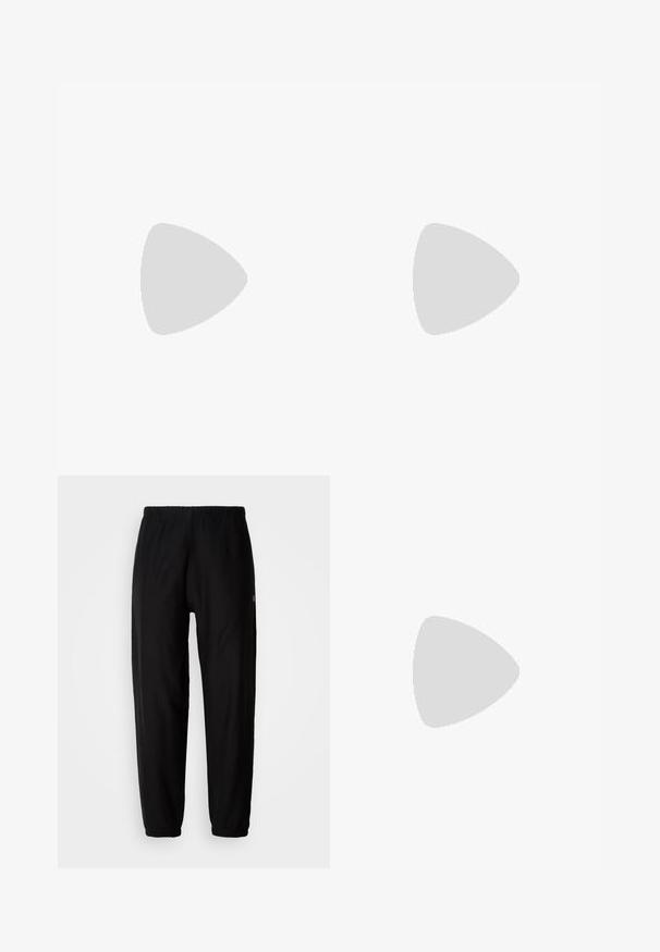 Groene korte mouwen T-shirt met ronde hals met klein zwart "cK" logo geborduurd op de linkerborst, effen achtergrond.; Zwarte sweatpants met een elastische tailleband, smal toelopende pijpen en cuffs. Gladde stofstructuur. Logodetail aan de zijkant.; Zwarte lage leren sneaker met zwarte veters en gouden BOSS-logo aan de zijkant, zwevend boven glanzende grijze vloer in een moderne binnenruimte.; Groene crossbodytas met zwarte riem, voorvak met rits en blauw "Calvin Klein"-logo op een effen achtergrond.