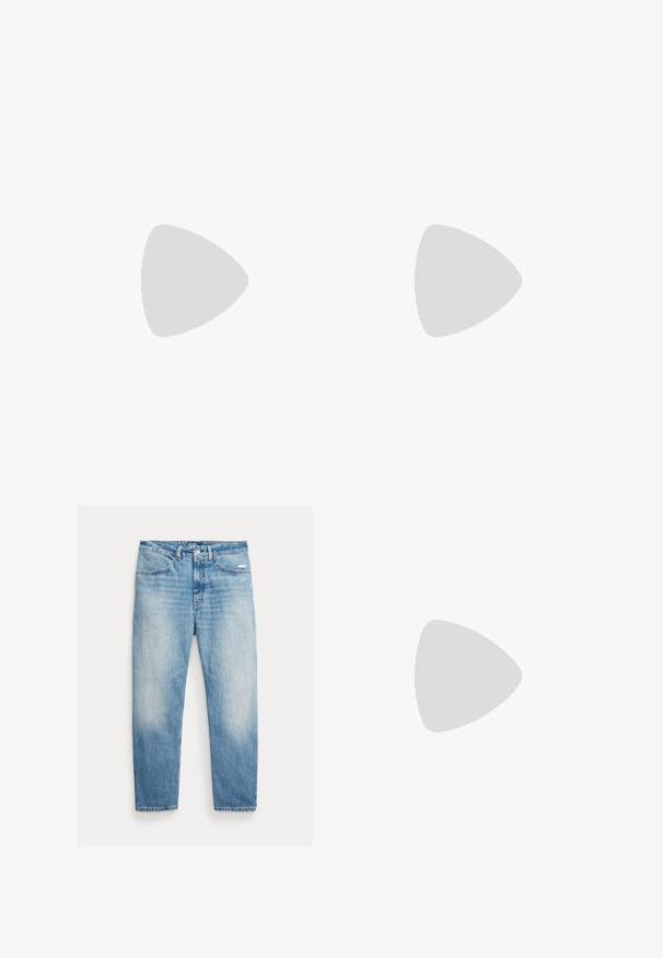 Schwarzes, eng anliegendes Hemd mit ellbogenlangen Ärmeln und weitem, rundem Ausschnitt auf einfarbigem Hintergrund.; Hellblaue, verwaschene Jeans mit geradem Bein, Vordertaschen, Knopf- und Reißverschluss sowie leichter Abnutzung am rechten Oberschenkel.; Hellbrauner Veloursleder- und Ledersneaker in niedriger Ausführung mit weißen Schnürsenkeln und weißer Gummisohle, von der Seite auf weißem Hintergrund gezeigt.; Braune Wildleder-Halbmonden-Handtasche mit dunkelbraunen Lederakzenten, goldfarbenen Beschlägen und kurzem Schulterriemen.