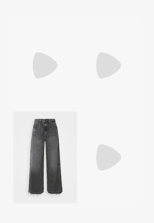 Rød strikket sweater med korte ærmer, der har en ribbet tekstur og åbne huller i et mønster over brystet og ærmerne.; Bredbenede jeans i vasket sort denim med høj talje, med frynsede kanter, fem-lomme design og en klassisk knaplukning.; Sort læder Calvin Klein slip-on mule med blokhæl, der hviler på trætøj udendørs nær en grøn plante og en grå væg.; Sort halvmåneformet skuldertaske i læder med justerbar rem og sølvfarvet "cK"-logo foran, mod en ensartet hvid baggrund.