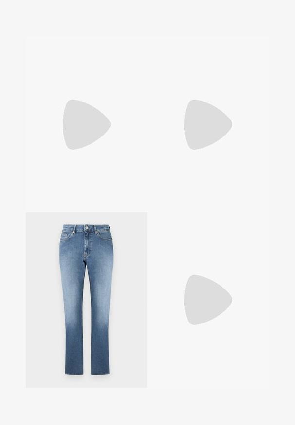 Grå polo shirt med et tekstureret stof, der har en tre-knaps placket, lyseblå og orange kraveaccenter samt et lille logo på brystet.; Lyseblå denimjeans med et lige snit. Har høj talje, fem lommer og diskret falmning på benene. Ensfarvet kant.; Sort lædersko med slip-on design, svævende over beige tæppe med beige sofa i baggrunden, der fremhæver klassisk herrestil.; Sort læderbælte rullet med rektangulært sølvfarvet metalspænde på en ensartet lys baggrund.