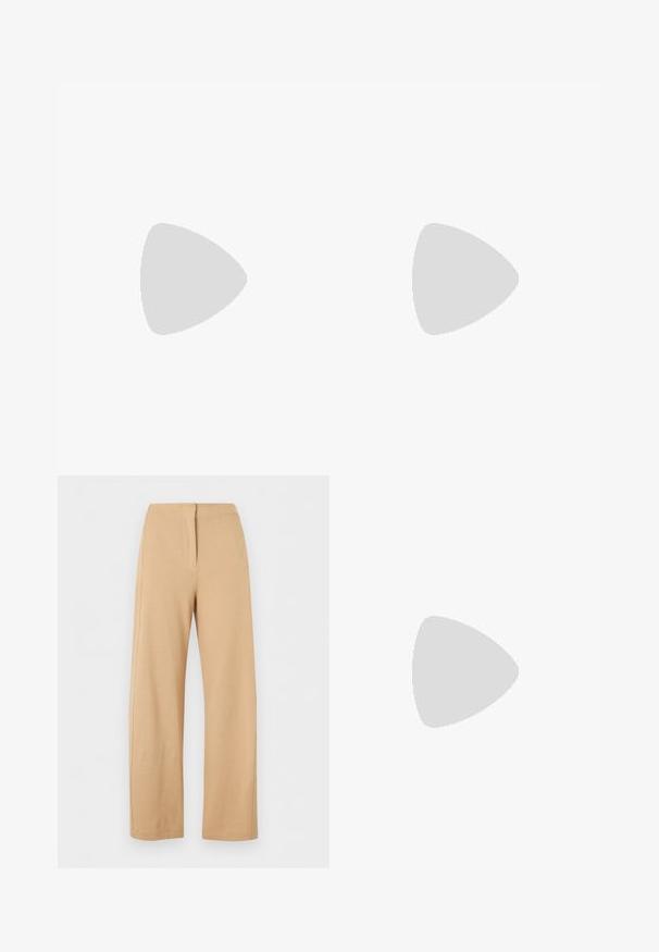Haut noir à manches courtes avec une coupe décontractée, un col rond et des détails froncés aux épaules, confectionné dans un tissu doux et léger.; Pantalon beige taille haute à jambes larges avec un détail simple de couture frontale et une fermeture dissimulée, présenté sur fond blanc.; Chaussure compensée à bride arrière en cuir verni noir avec bout pointu et boucle réglable à la cheville sur fond blanc.; Pochette en cuir beige plissé avec un cadre en métal argenté, dotée de deux fermoirs ronds décoratifs et d'une chaîne en argent.