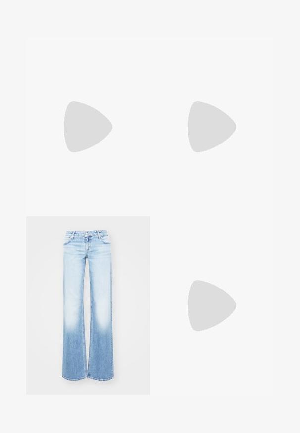 T-shirt blanc à manches courtes avec un col rond et un détail de cordon noir et blanc en tissu à carreaux au niveau du col. Texture de tissu douce.; Jean flare en denim bleu clair avec un dégradé progressif. Dispose d'un design classique à cinq poches et d'une fermeture à bouton en métal à la taille.; Bottine en cuir noir avec un petit talon, couture décorative et bout pointu, positionnée debout sur une surface pavée à côté d’un mur carrelé.; Ceinture en cuir noir avec une boucle en argent circulaire. Présente une texture lisse et un design minimaliste, avec des bords nets et sans motifs visibles.