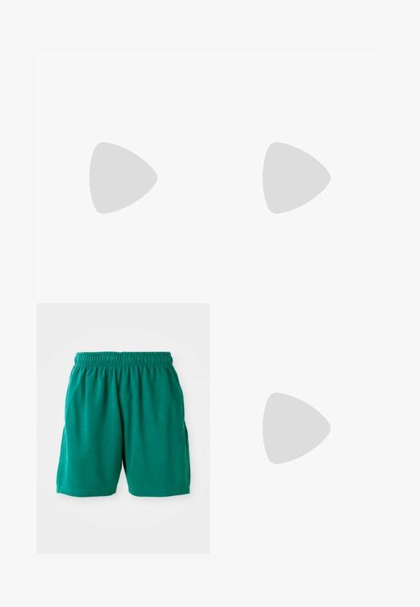 Teal bomulds t-shirt med rund hals, korte ærmer og vandrette hvide striber over brystet. Let afslappet pasform.; Grønne bomuldsbukser med elastisk talje, sidelommer og sømmet kant. Glat tekstur med en afslappet, casual pasform.; Hvide snørresneakers svævende over en træbænk med grønne planter i baggrunden, der fremhæver skodesign og tekstur.; Perle halskæde og matchende armbånd med sølv kæde låse arrangeret på en hvid baggrund.