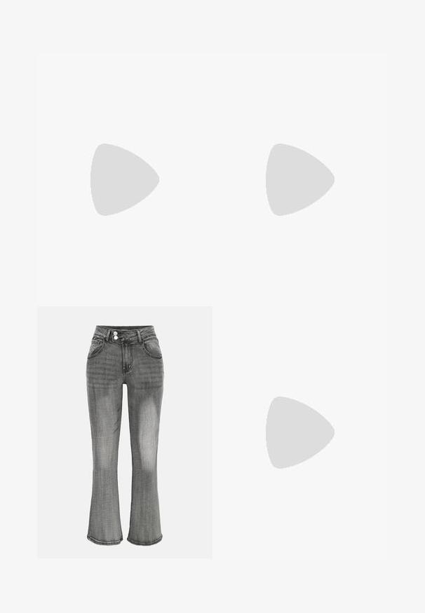 Sort langærmet top lavet af blødt stof. Har en dyb V-hals med scallop-besat kant og en tætsiddende silhuet. Ingen synlige mønstre.; Grå denimjeans med høj talje, dobbelt knaplukning, forlommer og let udvidede ben.; Sorte patenterede læderslingbacks med spids tå, en sløjfedetalje foran og en lille stilettohæle. Remmene har justerbare spænder.; Sort polstret håndtaske med et rundt håndtag, der har en glat, skinnende overflade og en blød, kviltet tekstur. Ingen synlige hardware eller accenter.