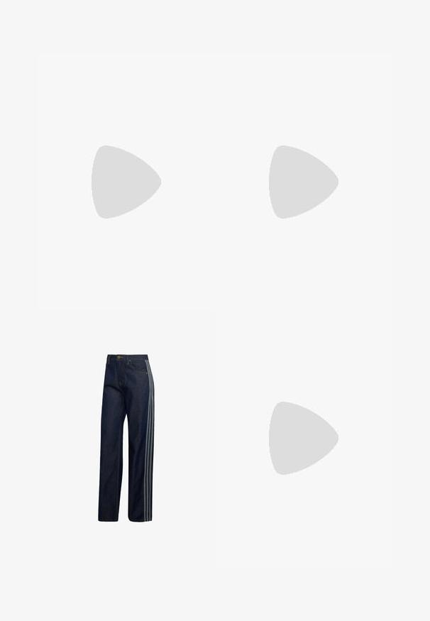 Pull en maille à manches courtes de couleur écrue, avec un col rond et une texture lisse et douce. Design simple et classique.; Jean en denim bleu foncé avec des jambes droites et trois bandes gris clair courant le long du côté extérieur de chaque jambe.; Pantalons en simili cuir noir avec une coupe ample, présentant une texture lisse et des rayures latérales. Associés à des baskets blanches avec des accents argentés.; Sac à main synthétique blanc de forme courbée, avec une bandoulière en chaîne et un design minimaliste. Texture lisse avec des accents en métal argenté.