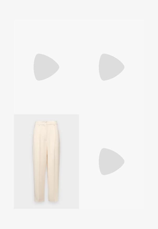 T-shirt vert à manches courtes en tissu doux. Présente un col rond et une coupe décontractée. Design épuré sans motifs ni accents visibles.; Pantalons beiges ajustés à coupe droite, avec des plis à l'avant, une texture lisse et une taille mi-haute. Pas de poches visibles.; Chaussure femme couleur crème à bout pointu avec un petit talon rond en forme de boule, sur fond uni.; Sac à main en cuir souple beige avec un fermoir en métal argenté, une bandoulière simple et une bandoulière chaîne optionnelle sur fond blanc.