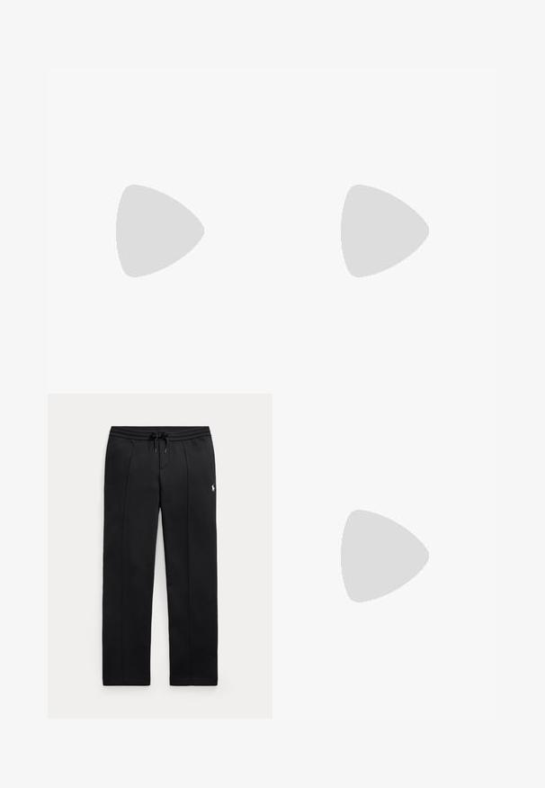 Schwarzes T-Shirt mit V-Ausschnitt und kurzen Ärmeln sowie kleinem rotem Polo Ralph Lauren Logo auf der linken Brust.; Schwarze Sweatpants mit geradem Bein, Kordelzug in der Taille und kleinem weißem Logo am linken Oberschenkel, flach auf hellem Hintergrund gezeigt.; Schwarzer Lederloafer mit dicker Sohle, abgerundeter Spitze und grünem Polo-Logo-Label an der Seite.; Schwarzer Leder-Gürtel mit einer rechteckigen silbernen Metall-Schnalle, die ein geprägtes Reiter-Logo trägt, glatter Textur und fünf Gürtellöchern.