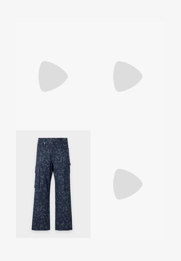 Sort sweatshirt med lange ærmer, der har et hvidt gentaget grafisk logo i stiliseret skrifttype på forsiden. Fremstillet af blødt stof.; Sean John SCRIPT LOGO CAMOUFLAGE - Cargobukser - blue; Hvide lædersneakers med en glat finish, rund tå, flade snørebånd og en struktureret sål. Grå ruskindsdetalje ved hælen.; Sort stoftaske med flad form, prydet med fed hvid tekst. Lynlåsen er placeret øverst, med en løkke detalje på den ene side.