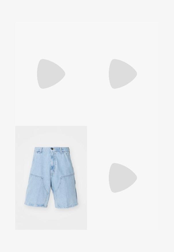 Camiseta negra de manga corta hecha de algodón, con un logo gráfico de texto blanco en el lado izquierdo del pecho, corte recto y una etiqueta en el lateral.; Pantalones cortos de mezclilla azul claro con un ajuste holgado, que presentan dos grandes bolsillos frontales y un cierre de botón en la cintura.; Zapatilla de running Nike beige y blanca con paneles de malla y el swoosh negro, flotando sobre un borde de hormigón con escaleras desenfocadas al fondo.; Collar con cuentas alternas negras y multicolores, con pequeños anillos de plata y un colgante rectangular de cuentas transparentes.