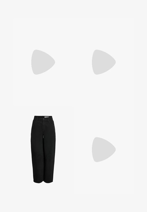 Body noir à col halter avec dentelle florale texturée sur le haut et tissu lisse en bas, présenté à plat sur fond blanc.; Pantalons larges noirs en tissu de coton texturé, avec une fermeture à bouton, des passants de ceinture et quatre poches.; Jambes portant des leggings côtelés foncés associés à des ballerines noires avec de petits détails en nœud sur fond blanc.; Sac à main en cuir noir de forme arrondie, décoré de clous argentés et équipé d'une poignée courte. Texture lisse et fermeture éclair.
