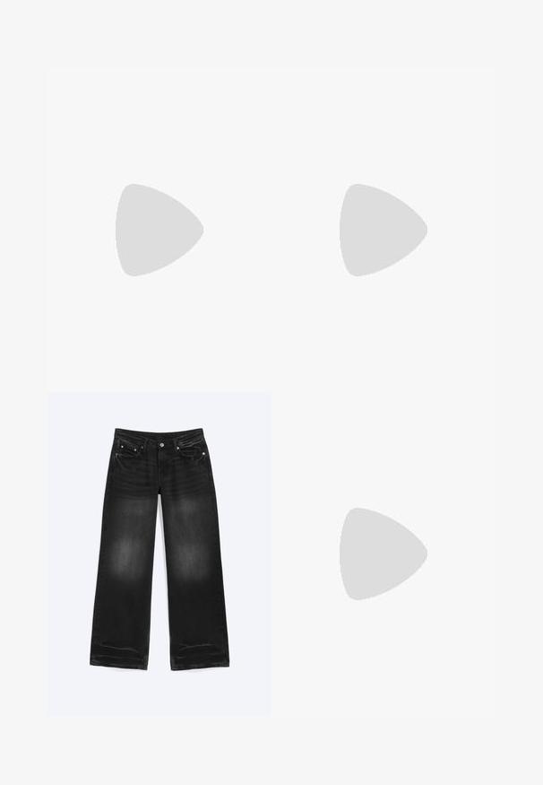 Top court blanc sans manches avec encolure carrée, larges bretelles et silhouette ajustée.; Jean noir à jambes larges avec cinq poches et des détails délavés sur les cuisses et les genoux, posé à plat sur un fond blanc.; Tongs en caoutchouc noir avec semelle texturée et bride en Y lisse sur un fond clair uni.; Sac à épaule en cuir noir brillant avec un seul compartiment zippé et une fine bandoulière arquée.