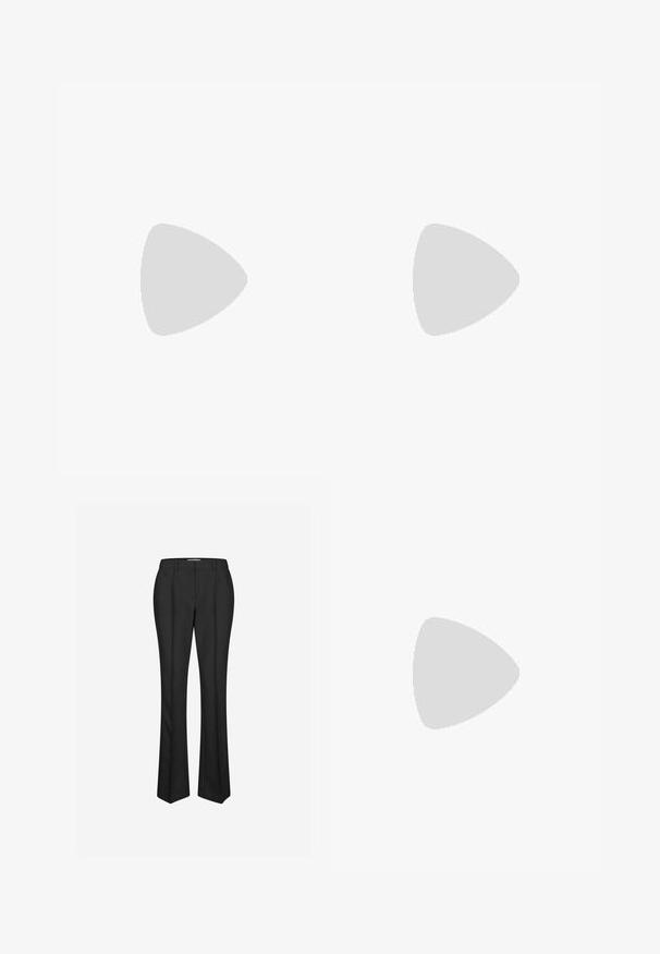 Grijze langwerpige shirt met lange mouwen, gemaakt van een gestructureerde katoenen mix, met een ronde halslijn en een aangesloten pasvorm. Geen zichtbare patronen of versieringen.; Envii AUSTION PANTS - Broek - black; Jonge vrouw met kort zwart haar zit op een wit blok, gekleed in een beige, zacht gebreide trui, blauwe jeans en donkerbruine loafers, tegen een witte achtergrond.; Zwarte ovale Vogue-zonnebril met donker getinte glazen en glanzende monturen, rustend op een wit oppervlak.