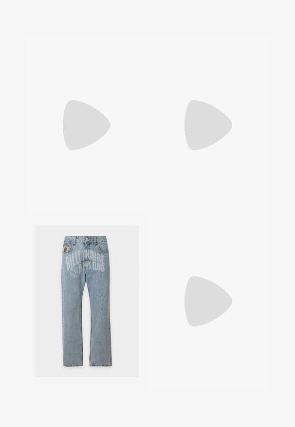 Polo à manches courtes de couleur vert foncé, en tissu tricoté texturé, avec un col classique et une encolure en V. Silhouette simple et élégante.; Jean en denim bleu clair avec poches avant et texte "Billionaire Boys Club" ainsi que logo d’astronaute imprimés sur la partie haute avant.; Baskets basses en cuir marron foncé avec semelle en caoutchouc noire, lacets à l'avant et design minimaliste épuré sur fond clair.; Sac bandoulière en cuir marron foncé texturé avec une sangle réglable et un petit accent décoratif bleu sur le côté.