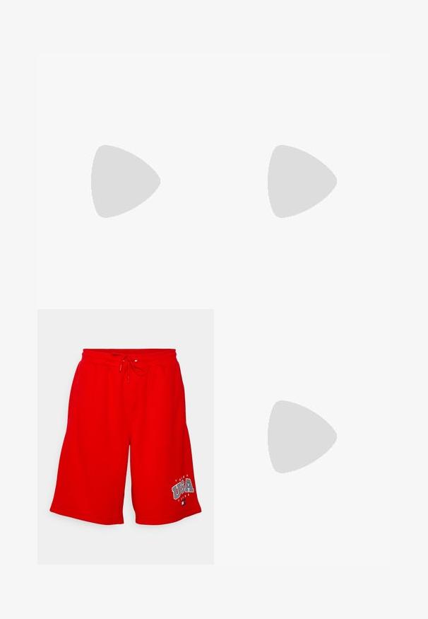 Rød bomulds t-shirt med rund hals, korte ærmer og et lille sort logo på venstre bryst og ærme. Glat, ensfarvet stof.; Røde strikkede shorts med elastisk talje og snor. Med "TOMMY USA" logo i hvidt på venstre ben. Afslappet, løstsiddende design.; Hvide lædersneakers med teksturerede overflader, polstret krave og synlig luftpolstring i sålen. Har snørrebånd og et minimalistisk design.; Sølv kædedesign med sammenkoblede led, glat tekstur og ensartet rektangulær form. Sikker lukning.
