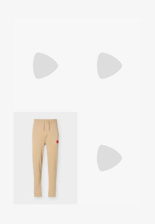 Beige katoenen T-shirt met een relaxte pasvorm, voorzien van een kleine rode "HUGO" logo patch in het midden en een klassieke ronde hals.; Beige taps toelopende joggingbroek met elastische tailleband, trekkoord, zijzakken, geribbelde enkelboorden en een rood logopatch op de rechterdij.; Witte en lichtgrijze lage sneaker met zwart zijpaneel met "BOSS"-logo, textuurrubber zool en beige veters op een neutrale achtergrond.; Khaki nylon schoudertas met twee ritszakken aan de voorkant, verstelbare schouderriem en een zwart logo-etiket aan de voorkant. Soepele textuur.