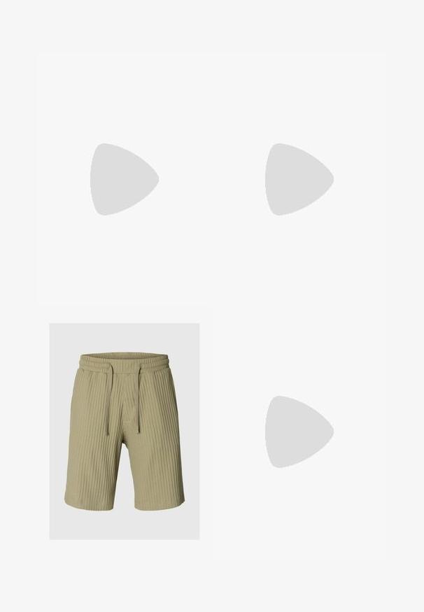 Lichtbeige T-shirt met korte mouwen van katoen, met een ronde hals en een klein borstzakje aan de linkerkant. Textuurdetail bij de kraag.; Beige geribde gebreide shorts met elastische tailleband en trekkoord, knielengte, casual stijl.; Zwarte leren slideslipper met brede banden en geribbelde zool op beige tapijt nabij een bruine ronde salontafel.;  Schildpad zonnebril met een rechthoekig montuur, bruin vervagende lenzen en slanke zwarte pootjes met subtiele logo-accenten.