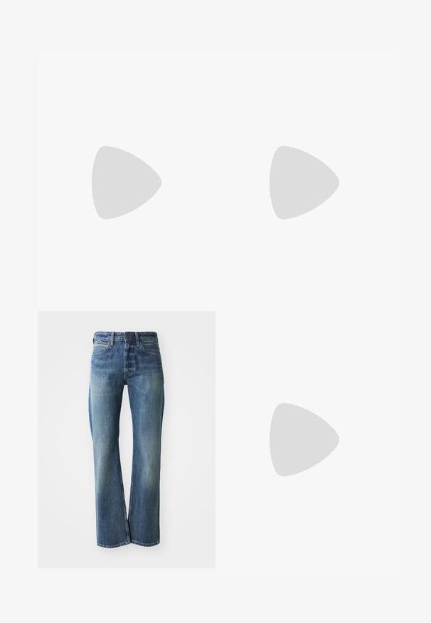 Navy blauwe T-shirt met korte mouwen van zacht katoen. Heeft een rond decolleté en een eenvoudig, strak ontwerp zonder patronen of accenten.; Denim jeans in een licht tot gemiddeld blauwe kleur, met een recht gesneden pijp, klassiek vijf-pocket ontwerp en subtiele vervaging aan de voorkant.; Witte leren sneakers met meerkleurige strepen, vetersluiting, rubberen zool en gevoerd kraagje, gecombineerd met blauwe spijkerbroek.; Lichtbruine leren crossbodytas met verstelbare band en ritssluiting, getoond tegen een effen lichte achtergrond.