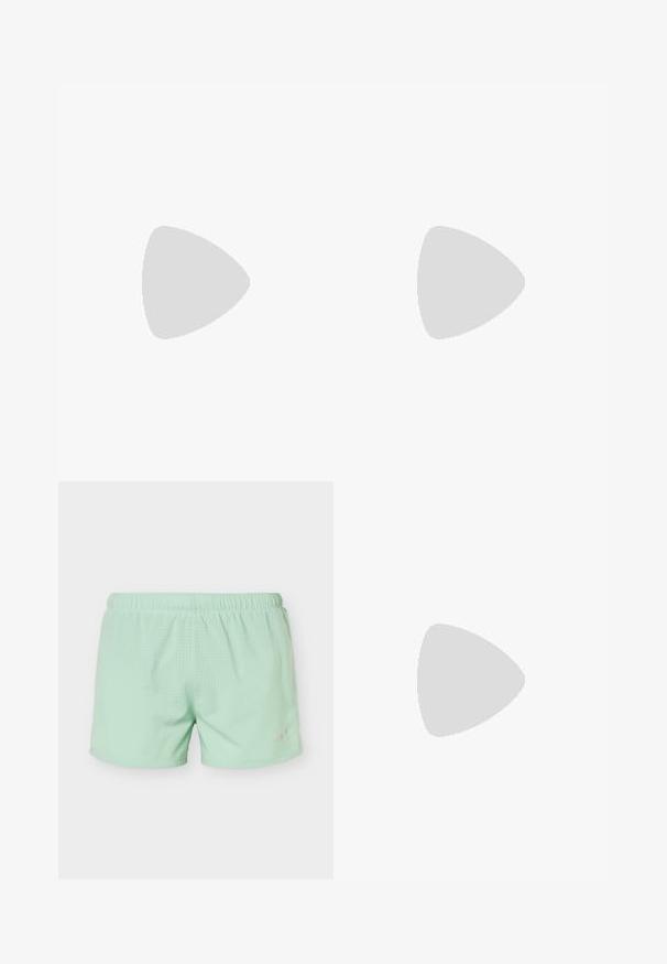 Débardeur de course Nike vert foncé sans manches avec le texte « DISTANT DREAMS » et un motif de cercle pointillé orange sur le devant.; Short de sport vert clair avec ceinture élastique et petites perforations pour la respirabilité, logo Nike sur la jambe inférieure droite.; Baskets Nike Air Max 270 noires avec logo swoosh blanc, semelle intermédiaire blanche et coussin d'air visible au talon sur fond uni.; Lunettes de sport avec une monture noire, de grandes verres gris et un design enveloppant. Présente un pont nasal proéminent et des branches texturées.