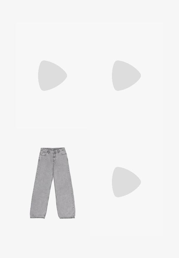 Sort oversized T-shirt lavet af bomuld, med rund halsudskæring og korte ærmer. Glat tekstur med minimale syninger.; Grå brede jeans lavet af denim, med et klassisk fem-lomme design og høj talje, samt subtile falmninger og sy-detaljer.; Sort ruskindssneaker med tre hvide striber, gummisål og et lille gyldent logo på siden. Har en glat sort foring indvendigt.; Lille sort blank håndtaske med to lange håndtag og snøre-detaljer i siden på en ensfarvet lys baggrund.